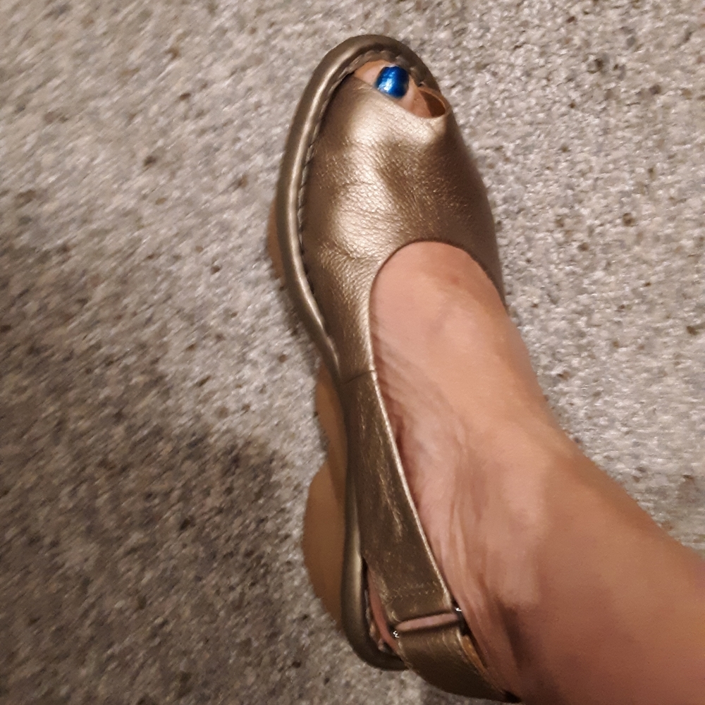 Earth open toe leather shoe. Size 9.5